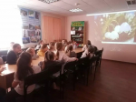 Весёлые девчата в детской библиотеке!